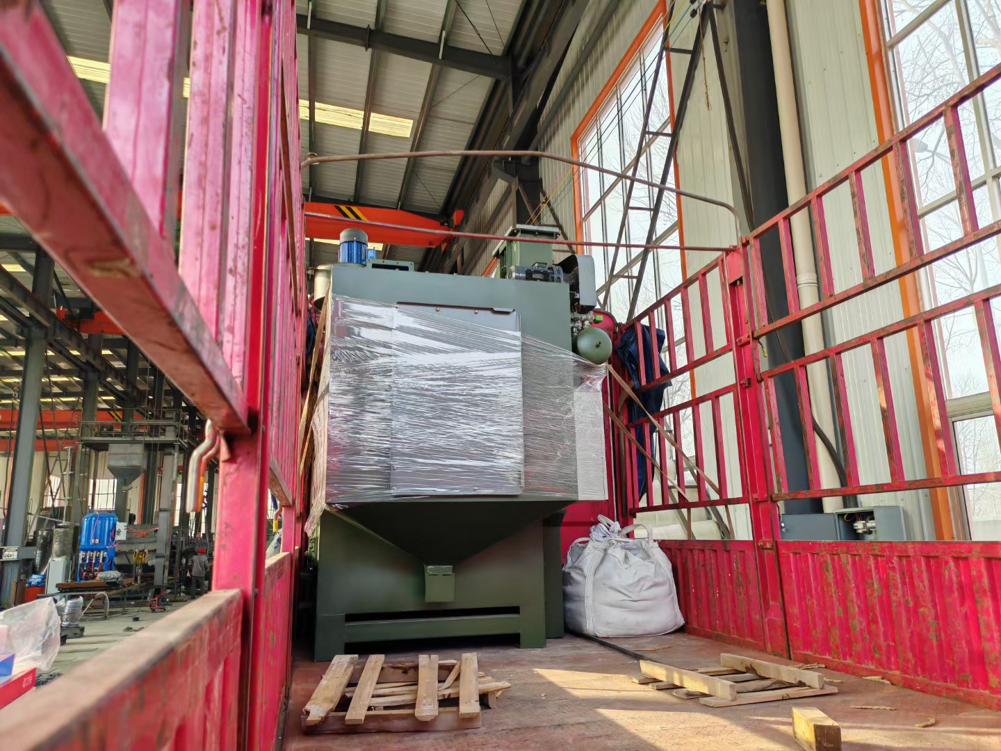 鋁模板除銹砂機打磨視頻_除銹打砂機設備_鋁模板打砂除銹機