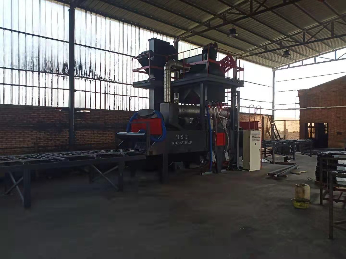 金屬產(chǎn)品打砂除銹廠家_學(xué)生課桌椅打砂除銹機(jī)_打砂機(jī)